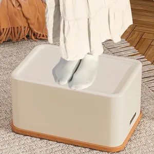 Stabile beige Kunststoff-Aufbewahrungsbox mit Deckel und Boden in Holzoptik für Zuhause.
