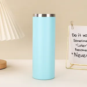 Hellblauer 20oz Edelstahl-Isolierbecher in einer gemütlichen Heimbüro-Atmosphäre