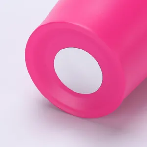 Primo piano del fondo della borraccia termica rosa opaco con una base circolare bianca