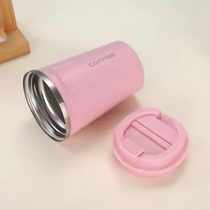 Detailansicht der rosa Edelstahl-Kaffeetasse mit passendem Deckel und Vakuumisolierung
