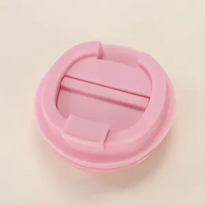 Nahaufnahme eines rosa Ersatzdeckels für Kaffeebecher mit praktischem Klappverschluss