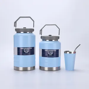 Confronto tra borracce termiche in acciaio inox e bicchiere coordinato con cannuccia