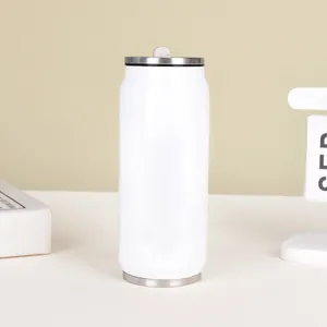 Détail d'un gobelet isolant blanc en acier inoxydable 304 en forme de canette avec paille