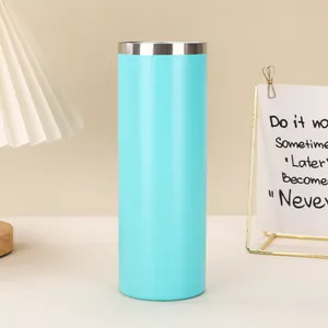 Türkis 20oz Edelstahl Vakuum Isolierbecher in gemütlichem Lifestyle-Ambiente