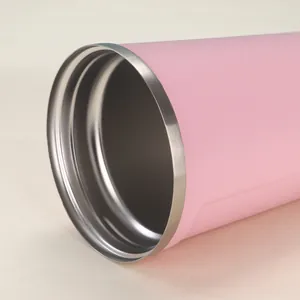 Nahaufnahme des glatten Edelstahlrands eines rosa vakuumisolierten Kaffeebechers