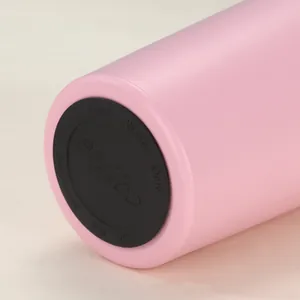 Nahaufnahme der rutschfesten Unterseite eines rosa Edelstahl-Kaffeebechers im Detail.