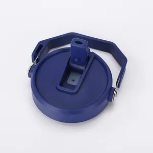 Primo piano del coperchio blu di ricambio per borraccia con manico e porta cannuccia