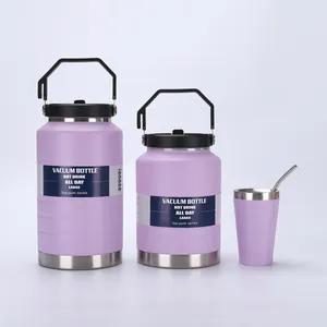 Dettaglio di varie dimensioni di bottiglie termiche in acciaio inox viola con cannuccia