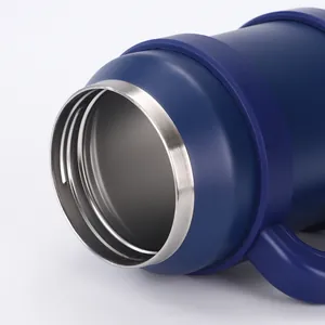Dettaglio dell'apertura ampia e dell'interno in acciaio inox di una tazza termica blu