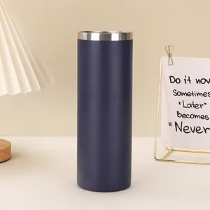 Nahaufnahme eines dunkelblauen 20-oz-Tumblers mit mattem Finish und Edelstahlrand.