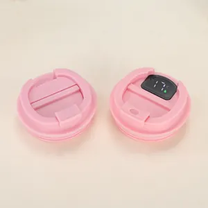 Detailansicht des rosa intelligenten Kaffeetassendeckels mit LED-Temperaturanzeige.