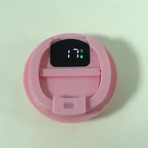 Detailansicht des rosa Kaffeetassendeckels mit LED-Temperaturanzeige zeigt 17 Grad Celsius