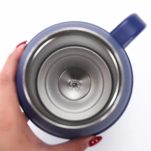 Vista dettagliata dell'interno in acciaio inossidabile 304 per alimenti di una tazza.