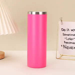 Eleganter, pinkfarbener Edelstahlbecher in einer modernen Schreibtischumgebung
