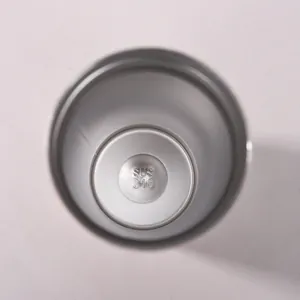Detail der Innenseite aus hochwertigem SUS 316 Edelstahl einer isolierten Kaffeetasse