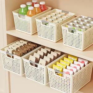 Paniers de rangement en plastique crème pour organiser les collations dans les placards.