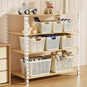 Paniers de rangement en plastique blanc organisés sur une étagère pour le rangement maison.