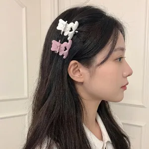 Vue latérale de pinces à cheveux en forme d'ours portées sur de longs cheveux