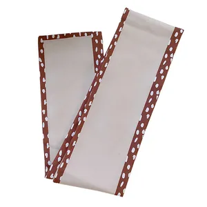 Elegante beige zijden haarlint met bruine stippenrand patroon voor stijlvolle vrouwen