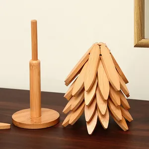 Set de dessous de plat créatifs en bois en forme d'arbre sur une table en bois sombre
