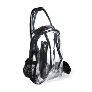 Vista detallada de un bolso de pecho de PVC transparente con correas negras y malla.