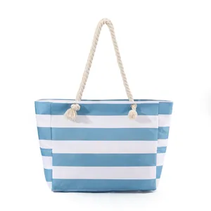 Grande borsa da spiaggia a righe blu e bianche con manici in corda per i viaggi estivi