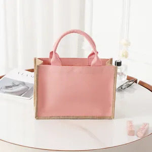 Bolso de lona de algodón rosa y yute presentado en un entorno de estilo de vida moderno