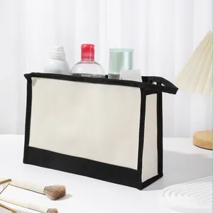 Vue détaillée d'une trousse de toilette en toile remplie de produits de soins variés.