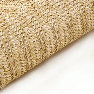 Primer plano detallado del intrincado tejido de paja natural de una bolsa de cosméticos