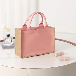 Bolso tote ecológico de yute y lona rosa en un entorno de estilo de vida limpio