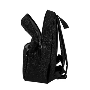 Detaillierte Seitenansicht eines schwarzen Glitzer-Kinderrucksacks mit Reißverschluss