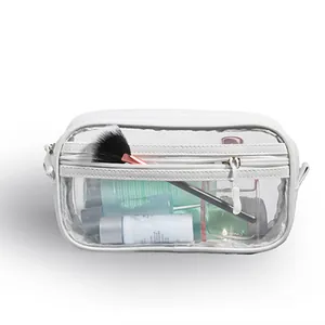 Vista detallada de un neceser de PVC transparente con borde blanco para viaje