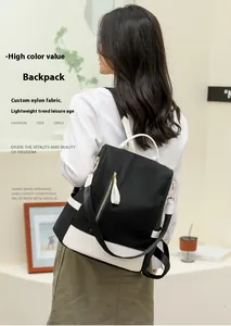 Zaino antifurto bicolore bianco e nero alla moda per donna su una modella.