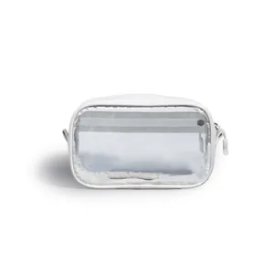 Vista detallada de un neceser de PVC transparente blanco e impermeable para viajes.