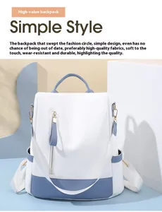 Zaino antifurto moderno bianco e blu da donna in un ambiente di studio professionale