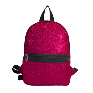 Detaillierte Makroansicht der lebendigen rosa Glitzertextur auf dem Kinder-Rucksack
