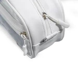 Vista macro detallada de la bolsa de cosméticos de PVC blanco con doble cremallera
