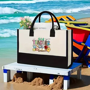 Bolso tote de lona espacioso con estampado ELA Teacher en un entorno de playa de verano