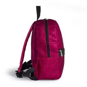 Seitenansicht eines glänzenden rosa Glitzer-Rucksacks für Kinder mit schwarzen Trägern.