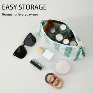 Bolsa de cosméticos de PVC a rayas verdes y blancas con varios artículos de belleza