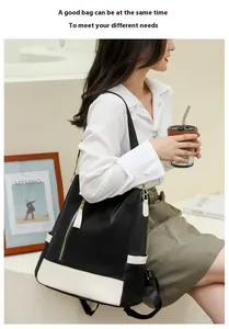 Zaino antifurto bicolore bianco e nero per donna in un moderno ambiente di stile di vita