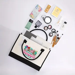 Vista detallada de bolsa de lona espaciosa con estampado colorido de corazón para maestros