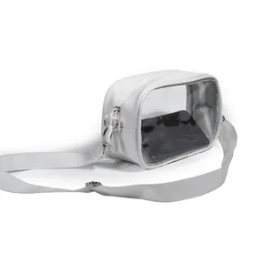 Vista lateral de un neceser de maquillaje de PVC transparente blanco con correa de hombro
