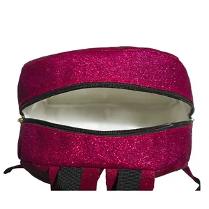 Detailansicht des weißen Innenfutters und der Glitzerstruktur eines pinken Kinderrucksacks