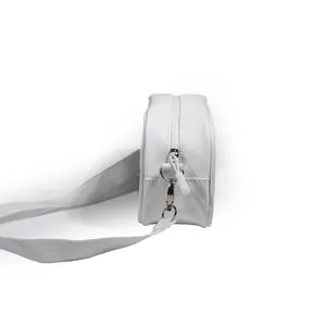 Vista lateral de un neceser de PVC blanco impermeable con cremallera metálica y correa ajustable