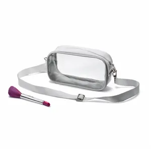 Detalle de una bolsa de cosméticos transparente de PVC con correa blanca ajustable