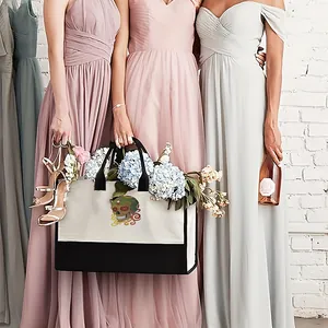 Primer plano de un gran bolso tote de lona con estampado de calavera colorida en escena de boda