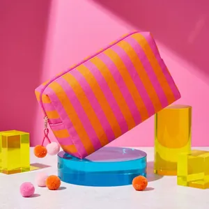 Borsa trucco in tela a righe rosa e arancione con simpatico tiretto a pompon vivace.