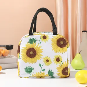 Vue frontale d'un sac à lunch isotherme avec imprimés tournesols dans un décor de cuisine