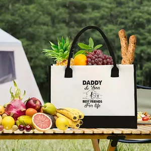 Gran bolso tote de lona con estampado Daddy and Son en una escena de camping al aire libre